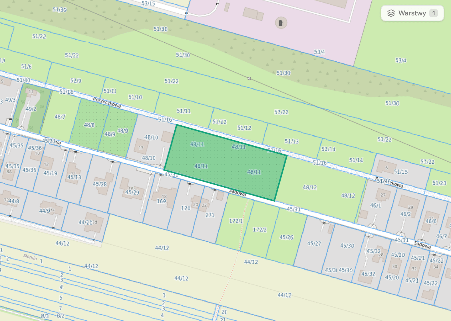 Mapa z warstwą ewidencji gruntów i zaznaczoną działką 48/11 przy ulicy Sadowej w Sękocinie Nowym.
